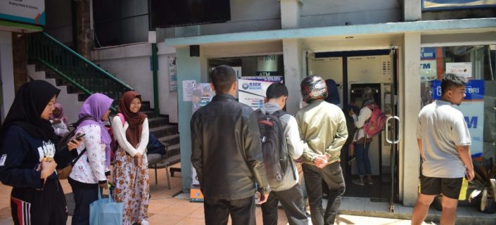 Antri: Bukti Peradaban, Bukan Halangan