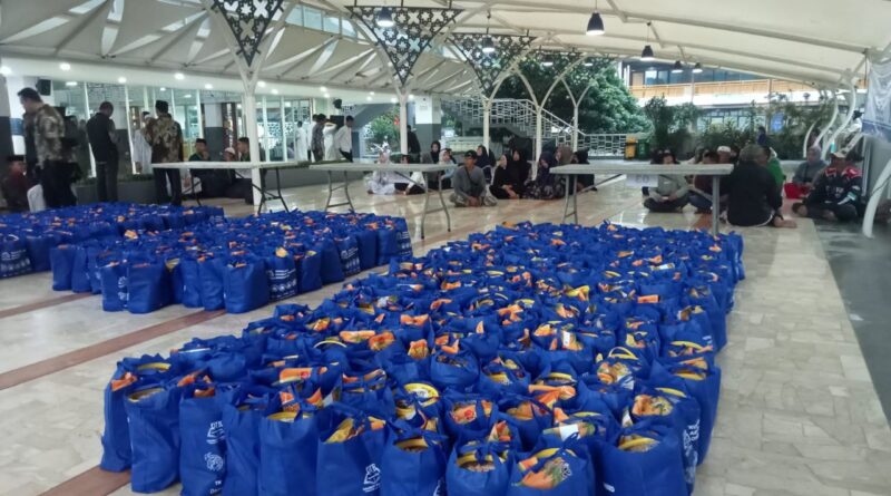 berbagi-paket-bingkisan-lebaran-di-eco-pesantren