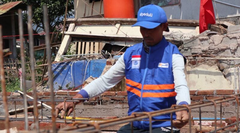 bangun-huntara-untuk-korban-gempa-1